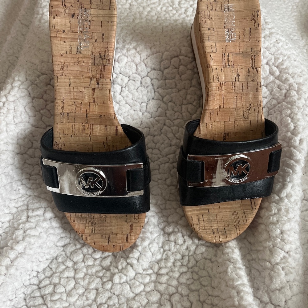 Sandals with cork base
